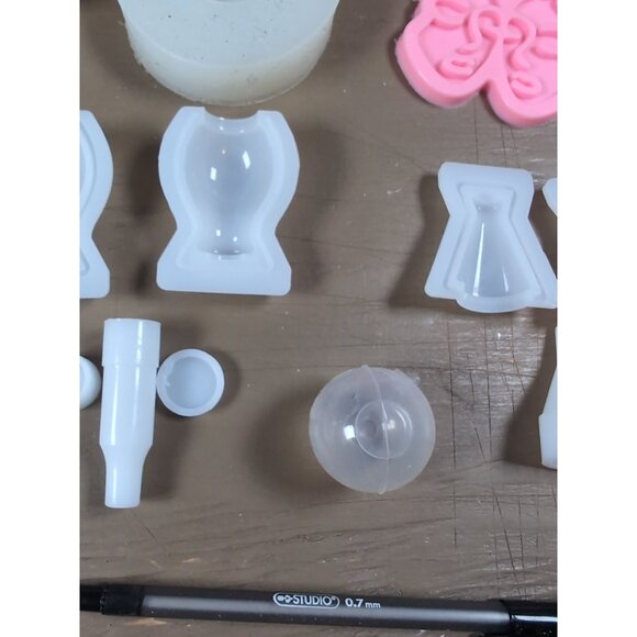 Lot of 22 Silicone Resin or Cake Decoration Moulds/Molds - Picture 9 of 13